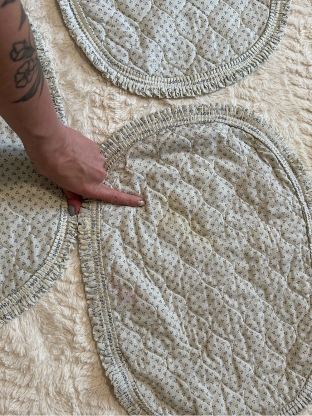 Vintage 70s Quilted Floral Ruffle Placemats Set of 5 Blue White Cottagecore - Picture 5 of 5